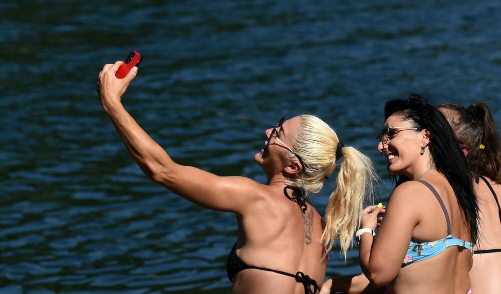 <p>Osim građana Podgorice i Tuzi, reporteri su na gradskim plažama zatekli goste iz inostranstva - neki su došli na odmor, a neki su krenuli u avanturistički obilazak Crne Gore i zemalja u okolini</p>