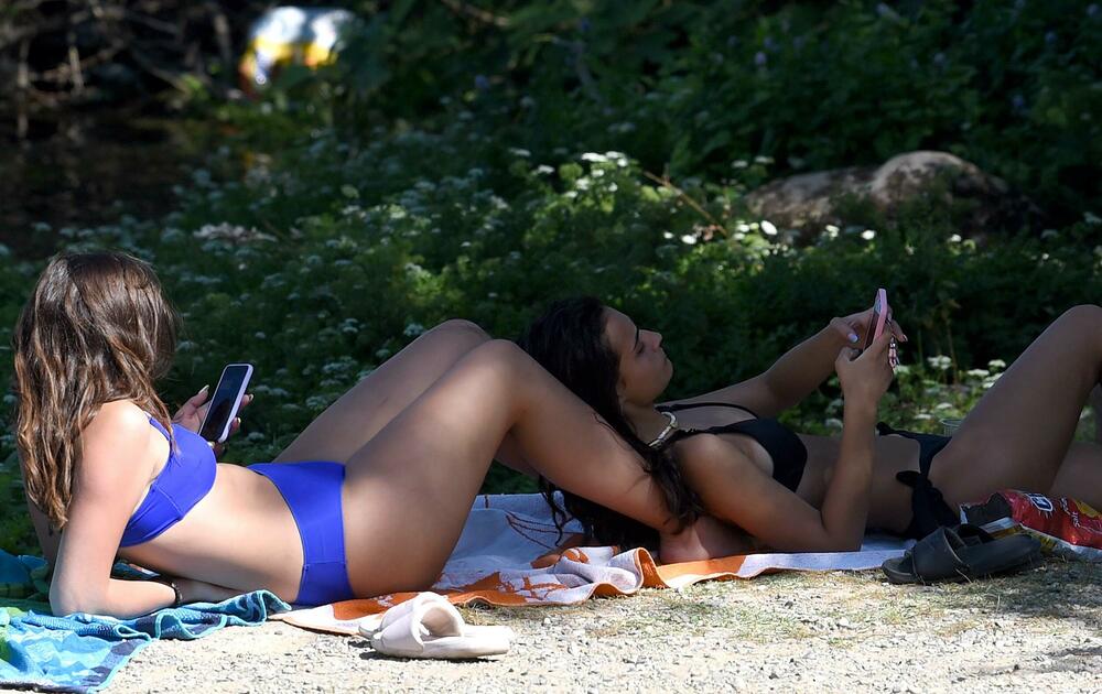 <p>Osim građana Podgorice i Tuzi, reporteri su na gradskim plažama zatekli goste iz inostranstva - neki su došli na odmor, a neki su krenuli u avanturistički obilazak Crne Gore i zemalja u okolini</p>