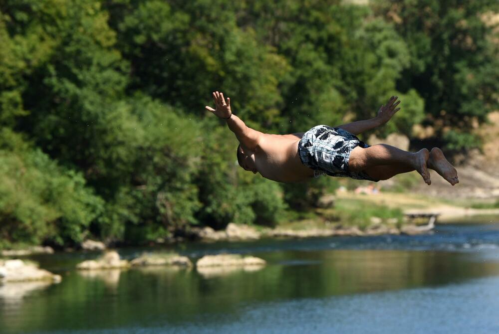 <p>Osim građana Podgorice i Tuzi, reporteri su na gradskim plažama zatekli goste iz inostranstva - neki su došli na odmor, a neki su krenuli u avanturistički obilazak Crne Gore i zemalja u okolini</p>