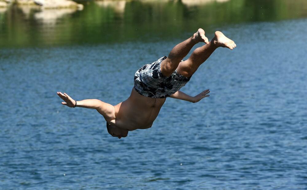 <p>Osim građana Podgorice i Tuzi, reporteri su na gradskim plažama zatekli goste iz inostranstva - neki su došli na odmor, a neki su krenuli u avanturistički obilazak Crne Gore i zemalja u okolini</p>