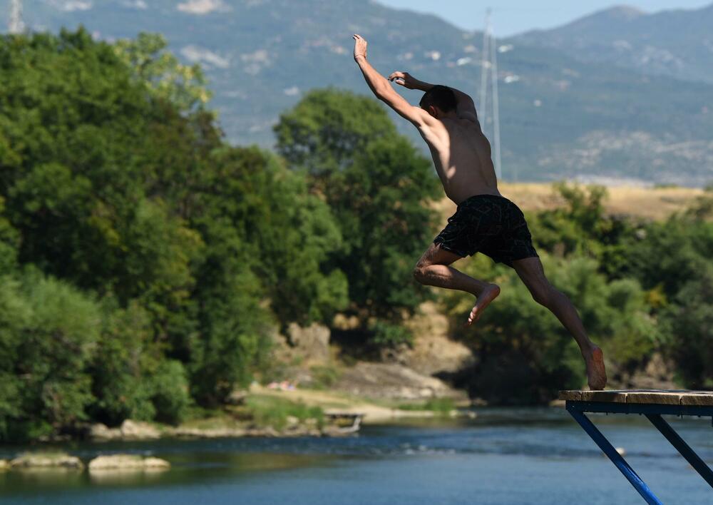 <p>Osim građana Podgorice i Tuzi, reporteri su na gradskim plažama zatekli goste iz inostranstva - neki su došli na odmor, a neki su krenuli u avanturistički obilazak Crne Gore i zemalja u okolini</p>
