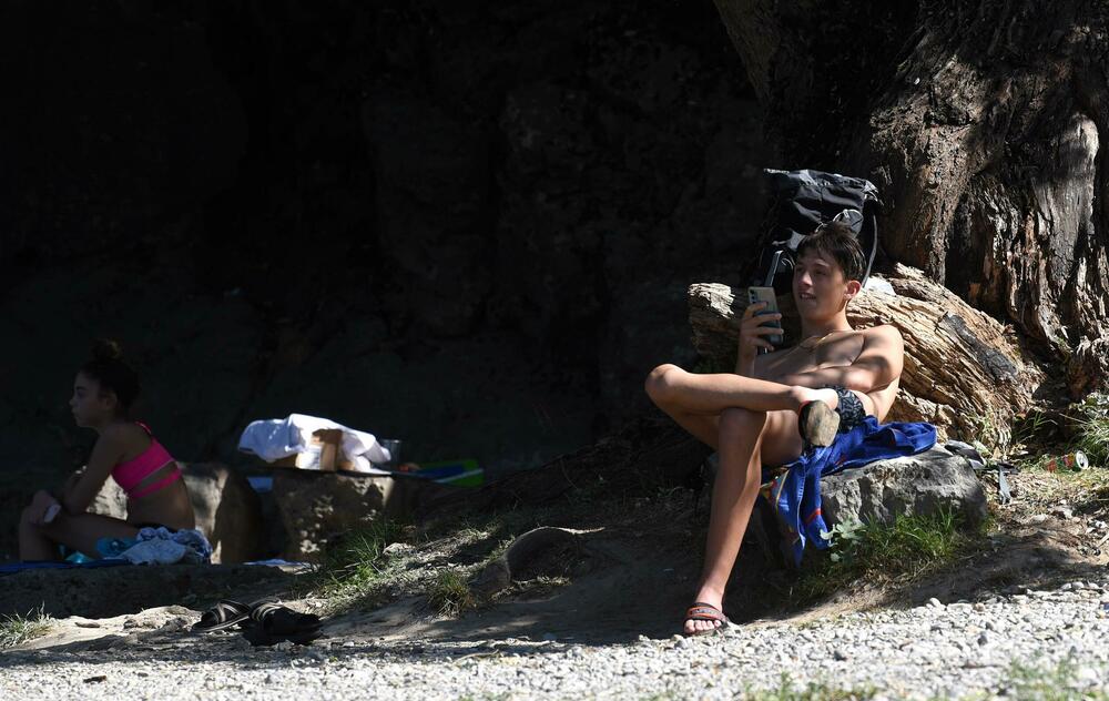 <p>Osim građana Podgorice i Tuzi, reporteri su na gradskim plažama zatekli goste iz inostranstva - neki su došli na odmor, a neki su krenuli u avanturistički obilazak Crne Gore i zemalja u okolini</p>