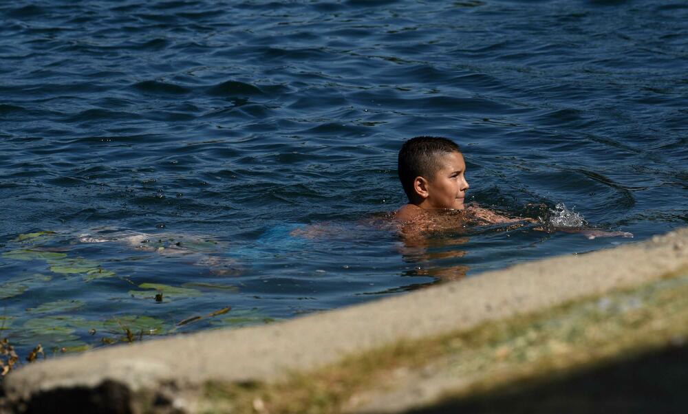 <p>Osim građana Podgorice i Tuzi, reporteri su na gradskim plažama zatekli goste iz inostranstva - neki su došli na odmor, a neki su krenuli u avanturistički obilazak Crne Gore i zemalja u okolini</p>