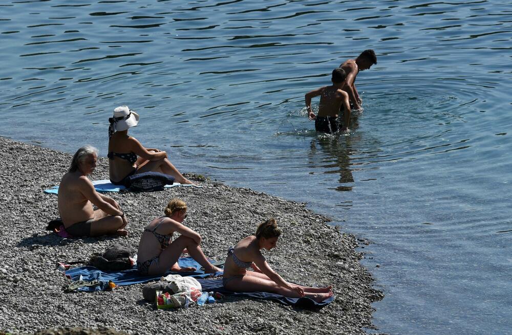 <p>Osim građana Podgorice i Tuzi, reporteri su na gradskim plažama zatekli goste iz inostranstva - neki su došli na odmor, a neki su krenuli u avanturistički obilazak Crne Gore i zemalja u okolini</p>