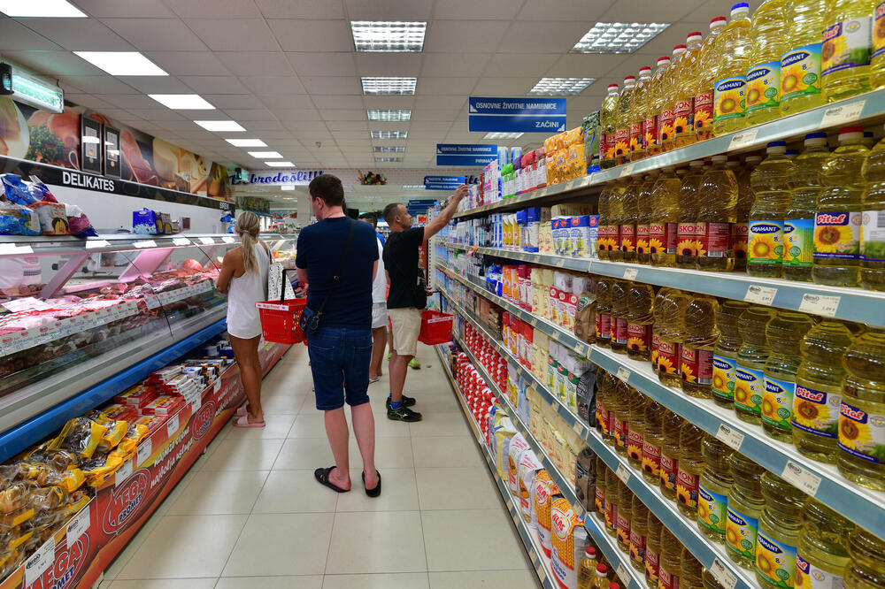 Iz Vlade Crne Gore ocjenjuju da situacija nije alarmantna iako talas inflacije raste, a očekivanu ekonomsku krizu na jesen Crna Gora dočekuje bez robnih rezervi, hrane i energenata, Foto: Shutterstock