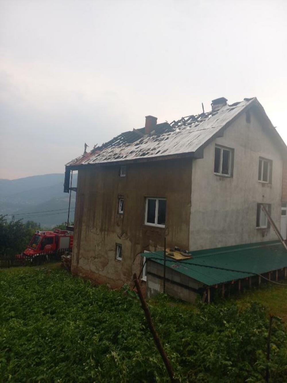 <p>Kako je kazao komandir Službe zaštite i spasavanja Marinko Medojević, pretpostavlja se da je požar uzrokovao udar groma</p>