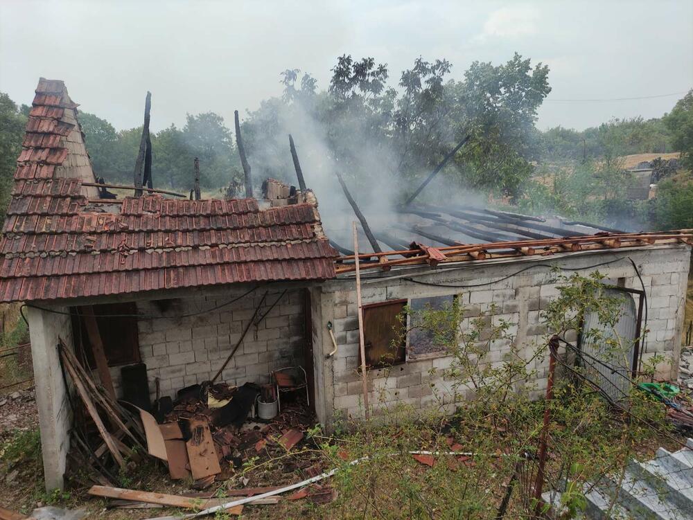 <p>"Na intrevenciju su izašla dva vozila i devet vatrogasaca spasilaca. Ispostavilo se da srećom nije kuća nego pomoćni objekat koji je nažalost izgorio"</p>