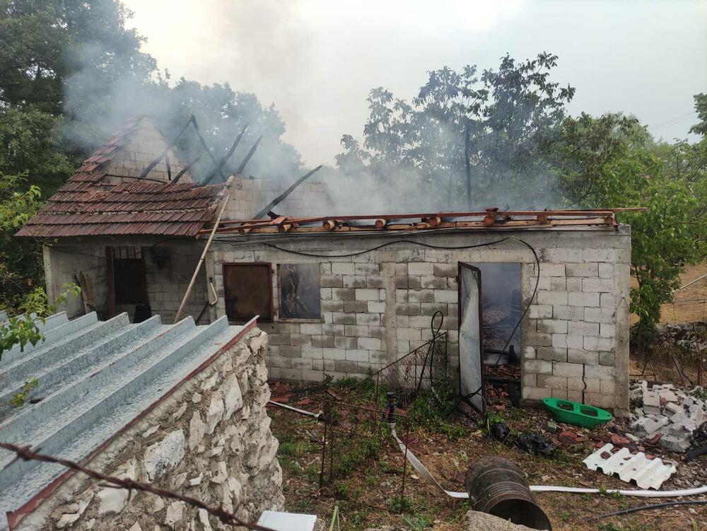 <p>"Na intrevenciju su izašla dva vozila i devet vatrogasaca spasilaca. Ispostavilo se da srećom nije kuća nego pomoćni objekat koji je nažalost izgorio"</p>