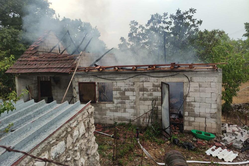 Uništena štala, Foto: Služba i zaštite i spasavanja Nikšić