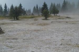 Jako nevrijeme pogodilo Pljevlja, grad uništio vrtove, u selu...