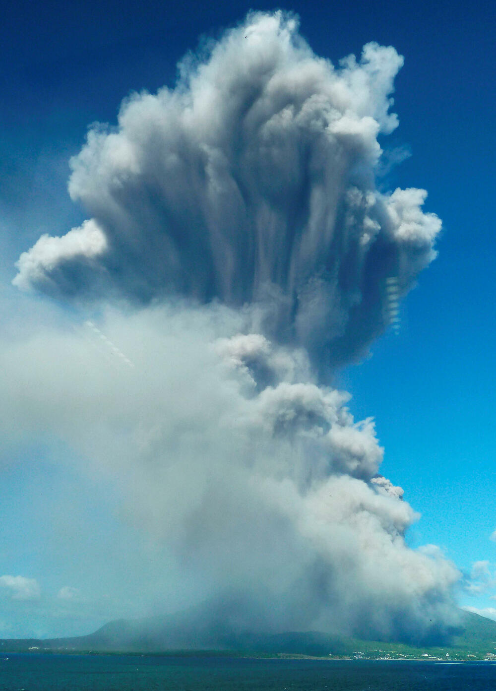 <p>Šanse da se desi eksplozivnija nasilna erupcia su male, ali stanovnici i dalje treba da paze na kamenje koje pada, klizište i piroklastičan tok, saopštila je Japanska meteorološka agencija (JMA)</p>