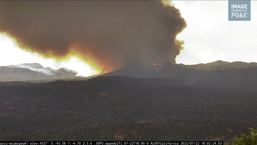 <p>"Vatra se ponaša poput eksploziva i to je velika poteškoća za vatrogasce", saopšteno je iz vatrogasne službe Kalifornije</p>