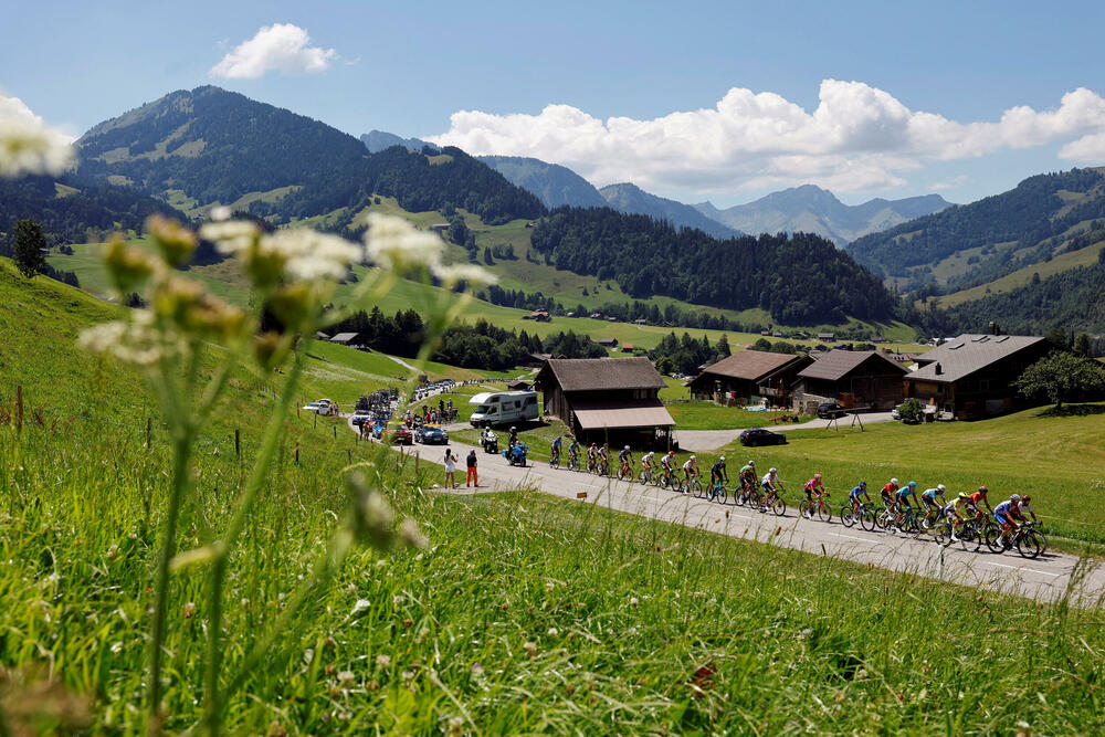 <p>Tur de Frans je 109. priču počeo u Danskoj, vozio se i kroz Belgiju i Švajcarsku, a onda su se majstori na dva točka takmičili kroz nezaobilazne Alpe i Pirineje</p>