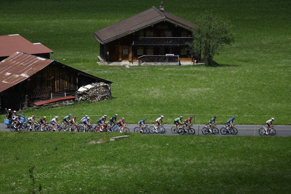 <p>Tur de Frans je 109. priču počeo u Danskoj, vozio se i kroz Belgiju i Švajcarsku, a onda su se majstori na dva točka takmičili kroz nezaobilazne Alpe i Pirineje</p>