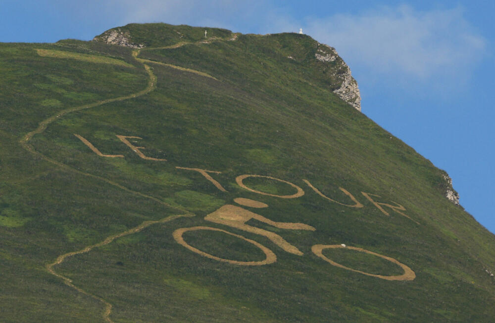 <p>Tur de Frans je 109. priču počeo u Danskoj, vozio se i kroz Belgiju i Švajcarsku, a onda su se majstori na dva točka takmičili kroz nezaobilazne Alpe i Pirineje</p>