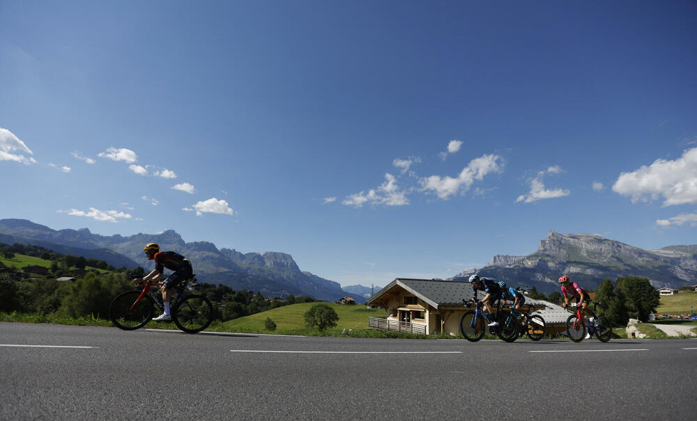 <p>Tur de Frans je 109. priču počeo u Danskoj, vozio se i kroz Belgiju i Švajcarsku, a onda su se majstori na dva točka takmičili kroz nezaobilazne Alpe i Pirineje</p>