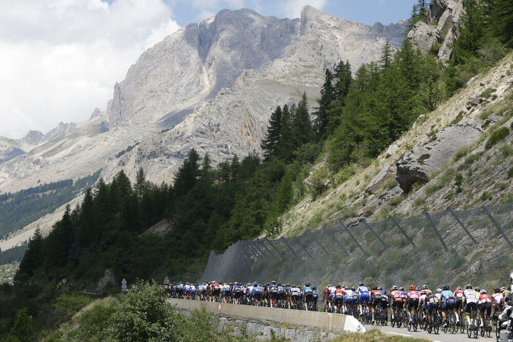 <p>Tur de Frans je 109. priču počeo u Danskoj, vozio se i kroz Belgiju i Švajcarsku, a onda su se majstori na dva točka takmičili kroz nezaobilazne Alpe i Pirineje</p>