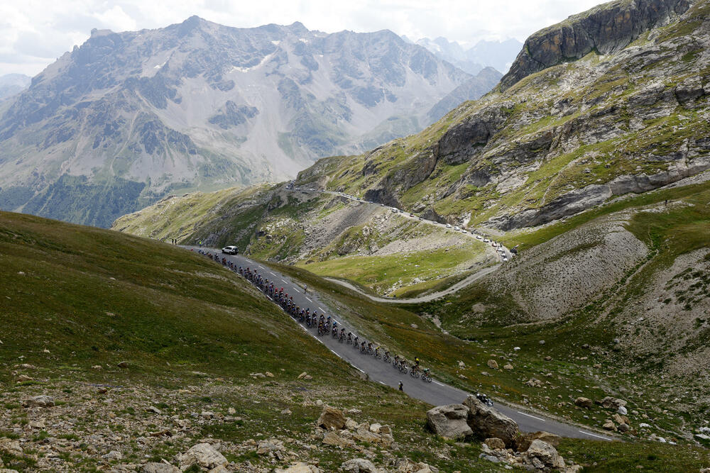 <p>Tur de Frans je 109. priču počeo u Danskoj, vozio se i kroz Belgiju i Švajcarsku, a onda su se majstori na dva točka takmičili kroz nezaobilazne Alpe i Pirineje</p>