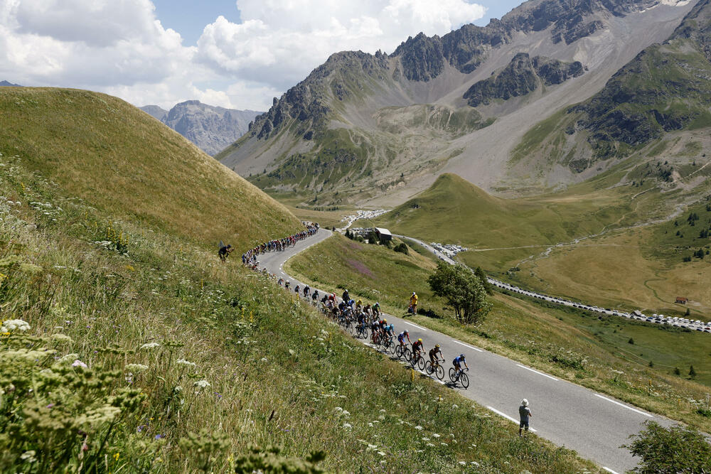 <p>Tur de Frans je 109. priču počeo u Danskoj, vozio se i kroz Belgiju i Švajcarsku, a onda su se majstori na dva točka takmičili kroz nezaobilazne Alpe i Pirineje</p>