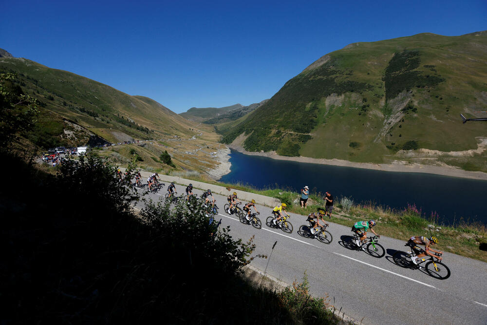 <p>Tur de Frans je 109. priču počeo u Danskoj, vozio se i kroz Belgiju i Švajcarsku, a onda su se majstori na dva točka takmičili kroz nezaobilazne Alpe i Pirineje</p>
