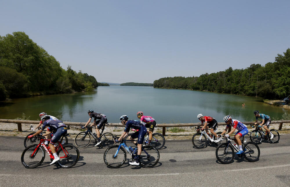 <p>Tur de Frans je 109. priču počeo u Danskoj, vozio se i kroz Belgiju i Švajcarsku, a onda su se majstori na dva točka takmičili kroz nezaobilazne Alpe i Pirineje</p>
