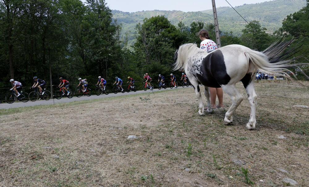 <p>Tur de Frans je 109. priču počeo u Danskoj, vozio se i kroz Belgiju i Švajcarsku, a onda su se majstori na dva točka takmičili kroz nezaobilazne Alpe i Pirineje</p>