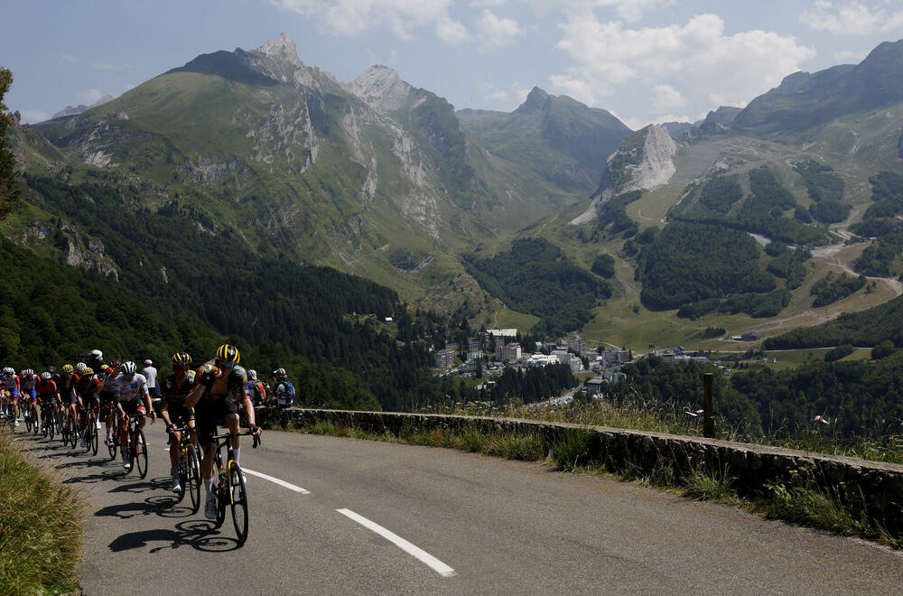 <p>Tur de Frans je 109. priču počeo u Danskoj, vozio se i kroz Belgiju i Švajcarsku, a onda su se majstori na dva točka takmičili kroz nezaobilazne Alpe i Pirineje</p>
