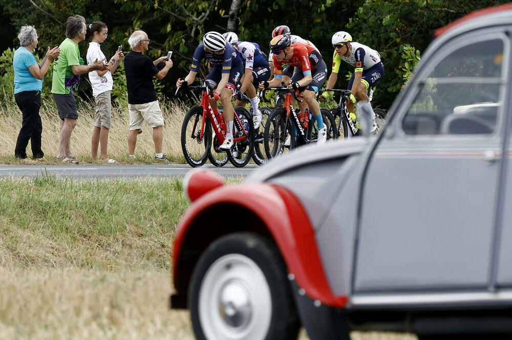 <p>Tur de Frans je 109. priču počeo u Danskoj, vozio se i kroz Belgiju i Švajcarsku, a onda su se majstori na dva točka takmičili kroz nezaobilazne Alpe i Pirineje</p>