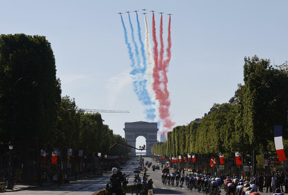 <p>Tur de Frans je 109. priču počeo u Danskoj, vozio se i kroz Belgiju i Švajcarsku, a onda su se majstori na dva točka takmičili kroz nezaobilazne Alpe i Pirineje</p>