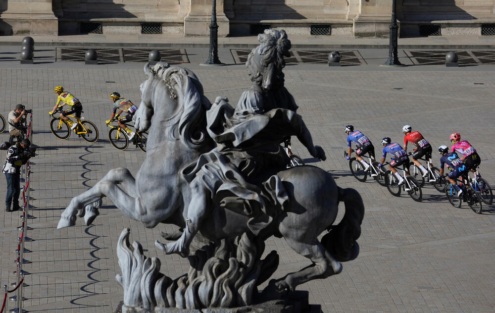 <p>Tur de Frans je 109. priču počeo u Danskoj, vozio se i kroz Belgiju i Švajcarsku, a onda su se majstori na dva točka takmičili kroz nezaobilazne Alpe i Pirineje</p>