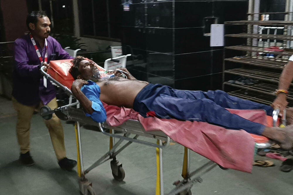 Zbtrinjavanje jednog od oboljelih, Foto: Beta/AP