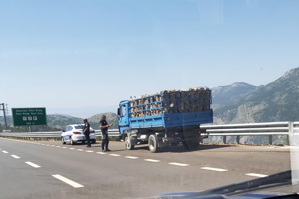 Policija zaustavila kamion sa cjepanicama na auto-putu, Foto: Čitalac Vijesti