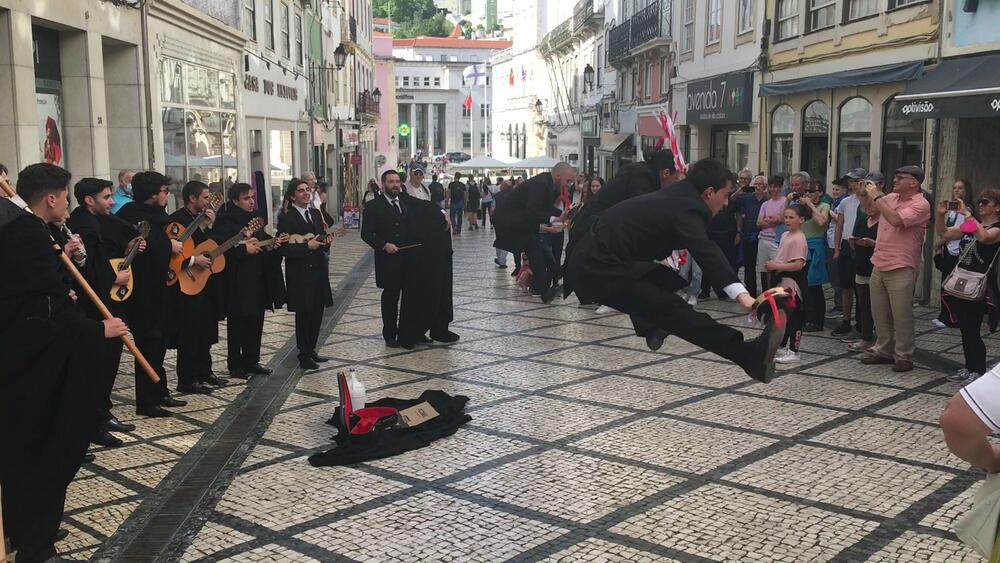 <p>Fernando Pesoa je zapisao da samo Portugalci mogu poznavati to osjećanje jer ga jedino oni mogu i imenovati. Ja ipak mislim da je i izgubljena zemlja - a ja sam rođen u jednoj takvoj - dovoljan razlog da se voli fado</p>