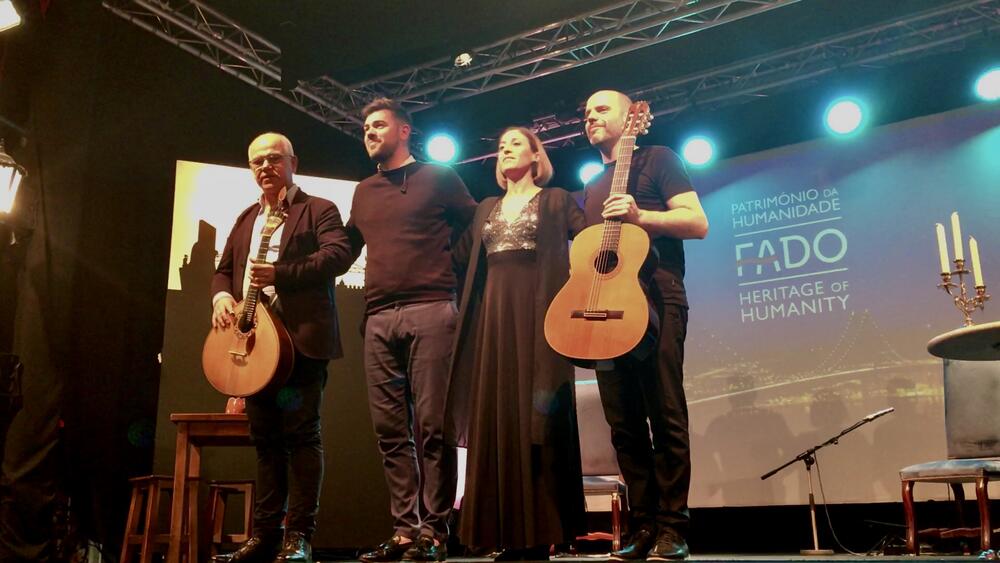 <p>Fernando Pesoa je zapisao da samo Portugalci mogu poznavati to osjećanje jer ga jedino oni mogu i imenovati. Ja ipak mislim da je i izgubljena zemlja - a ja sam rođen u jednoj takvoj - dovoljan razlog da se voli fado</p>