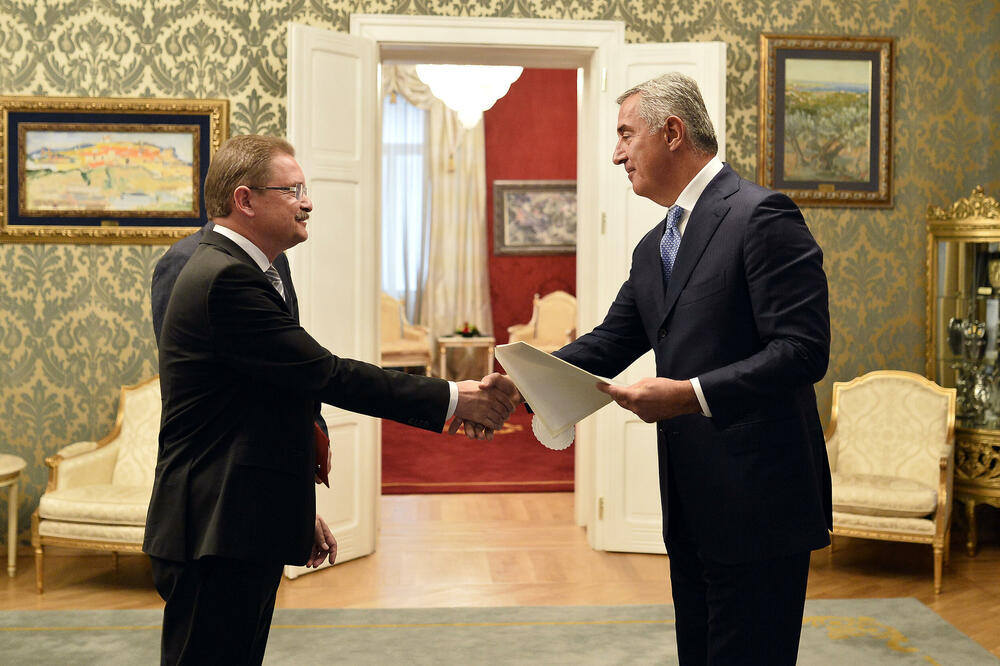 <p>Đukanović je, kako se navodi, odvojeno razgovarao s ambasadorima, poželio im dobrodošlicu na prijestono Cetinje, uspješnu misiju i iskazao uvjerenje da će tokom svojih mandata svaki od ambasadora, u saradnji sa državnim organima Crne Gore, dati doprinos unapređenju međudržavnih odnosa</p>