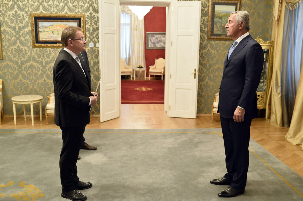 <p>Đukanović je, kako se navodi, odvojeno razgovarao s ambasadorima, poželio im dobrodošlicu na prijestono Cetinje, uspješnu misiju i iskazao uvjerenje da će tokom svojih mandata svaki od ambasadora, u saradnji sa državnim organima Crne Gore, dati doprinos unapređenju međudržavnih odnosa</p>