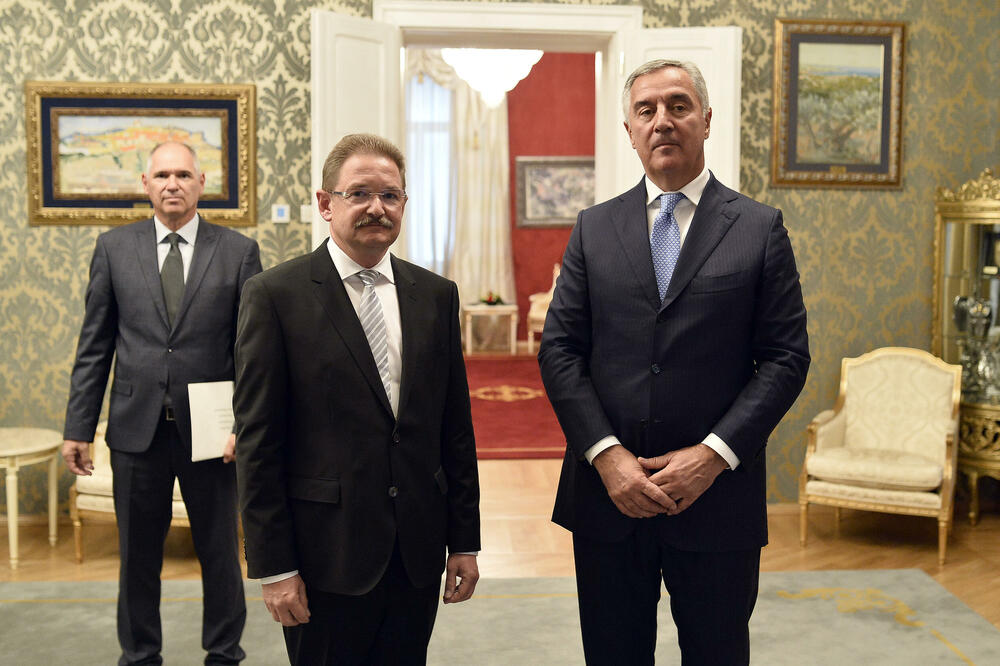 <p>Đukanović je, kako se navodi, odvojeno razgovarao s ambasadorima, poželio im dobrodošlicu na prijestono Cetinje, uspješnu misiju i iskazao uvjerenje da će tokom svojih mandata svaki od ambasadora, u saradnji sa državnim organima Crne Gore, dati doprinos unapređenju međudržavnih odnosa</p>