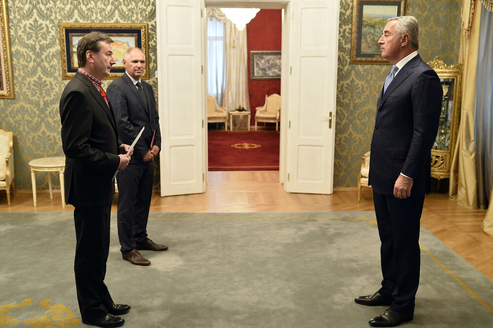 <p>Đukanović je, kako se navodi, odvojeno razgovarao s ambasadorima, poželio im dobrodošlicu na prijestono Cetinje, uspješnu misiju i iskazao uvjerenje da će tokom svojih mandata svaki od ambasadora, u saradnji sa državnim organima Crne Gore, dati doprinos unapređenju međudržavnih odnosa</p>