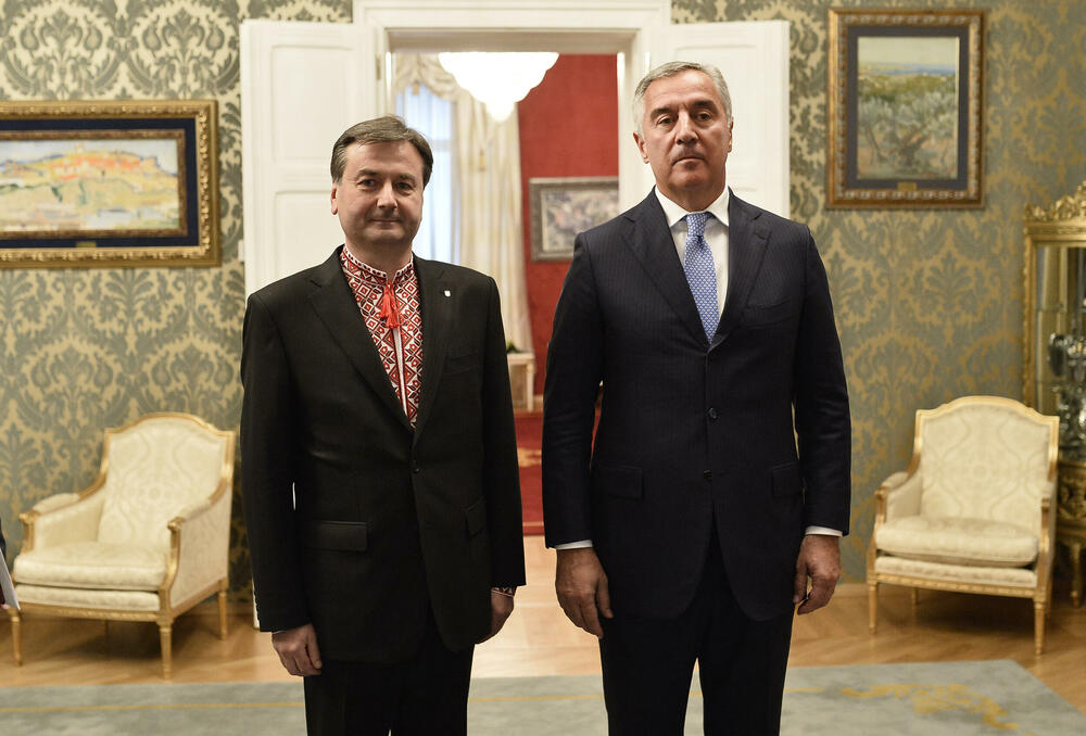 <p>Đukanović je, kako se navodi, odvojeno razgovarao s ambasadorima, poželio im dobrodošlicu na prijestono Cetinje, uspješnu misiju i iskazao uvjerenje da će tokom svojih mandata svaki od ambasadora, u saradnji sa državnim organima Crne Gore, dati doprinos unapređenju međudržavnih odnosa</p>