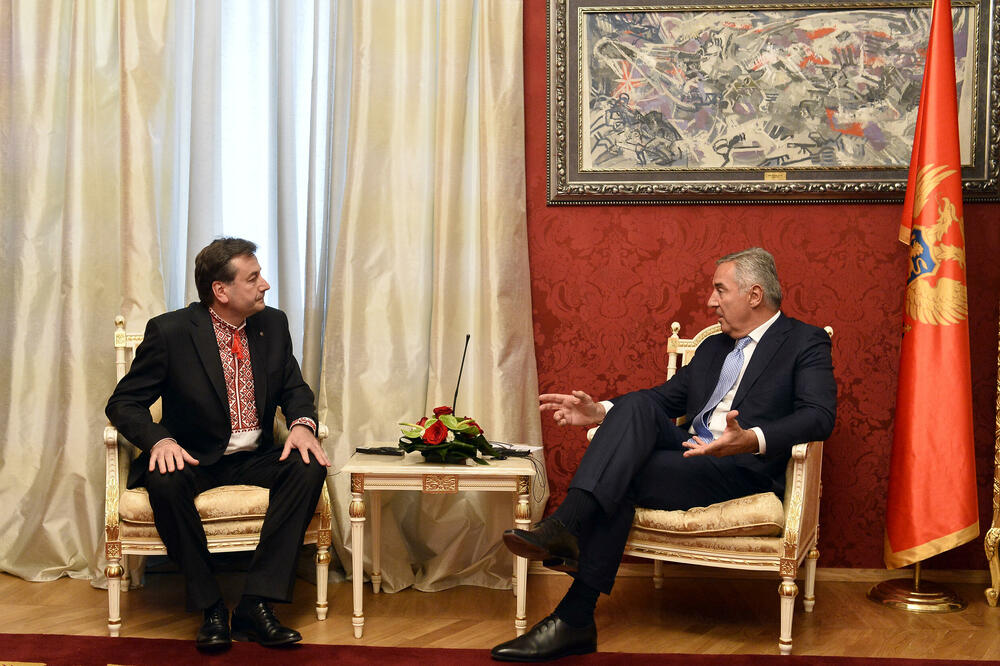 <p>Đukanović je, kako se navodi, odvojeno razgovarao s ambasadorima, poželio im dobrodošlicu na prijestono Cetinje, uspješnu misiju i iskazao uvjerenje da će tokom svojih mandata svaki od ambasadora, u saradnji sa državnim organima Crne Gore, dati doprinos unapređenju međudržavnih odnosa</p>