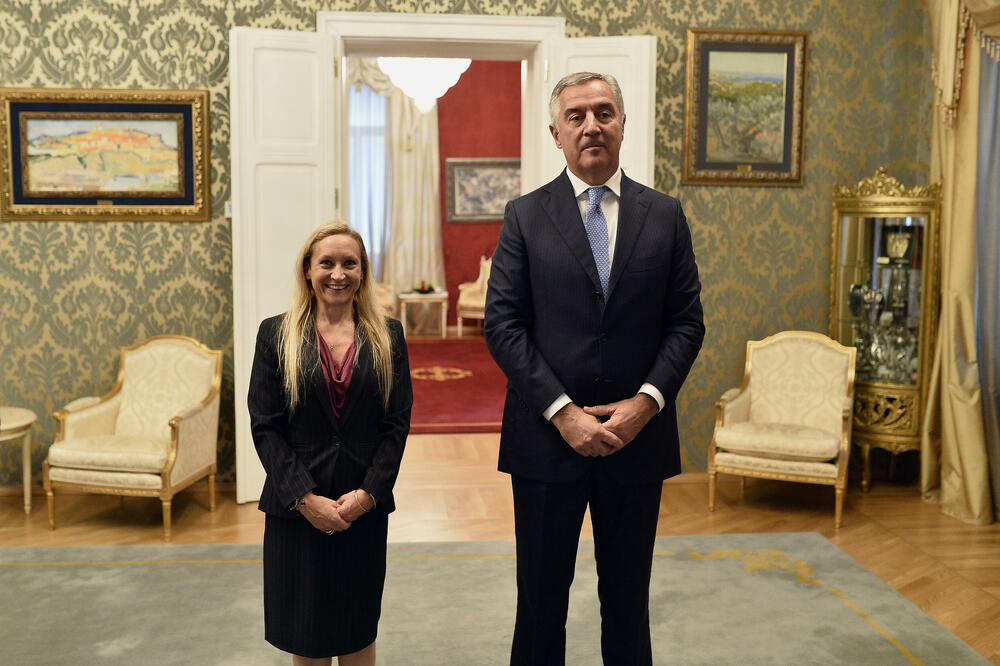 <p>Đukanović je, kako se navodi, odvojeno razgovarao s ambasadorima, poželio im dobrodošlicu na prijestono Cetinje, uspješnu misiju i iskazao uvjerenje da će tokom svojih mandata svaki od ambasadora, u saradnji sa državnim organima Crne Gore, dati doprinos unapređenju međudržavnih odnosa</p>