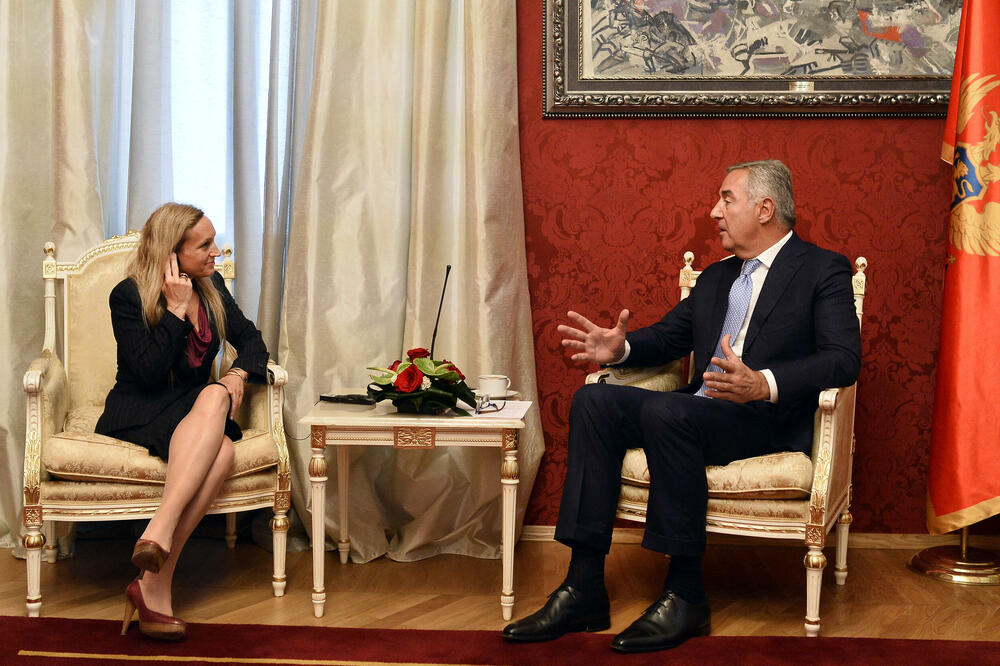 <p>Đukanović je, kako se navodi, odvojeno razgovarao s ambasadorima, poželio im dobrodošlicu na prijestono Cetinje, uspješnu misiju i iskazao uvjerenje da će tokom svojih mandata svaki od ambasadora, u saradnji sa državnim organima Crne Gore, dati doprinos unapređenju međudržavnih odnosa</p>