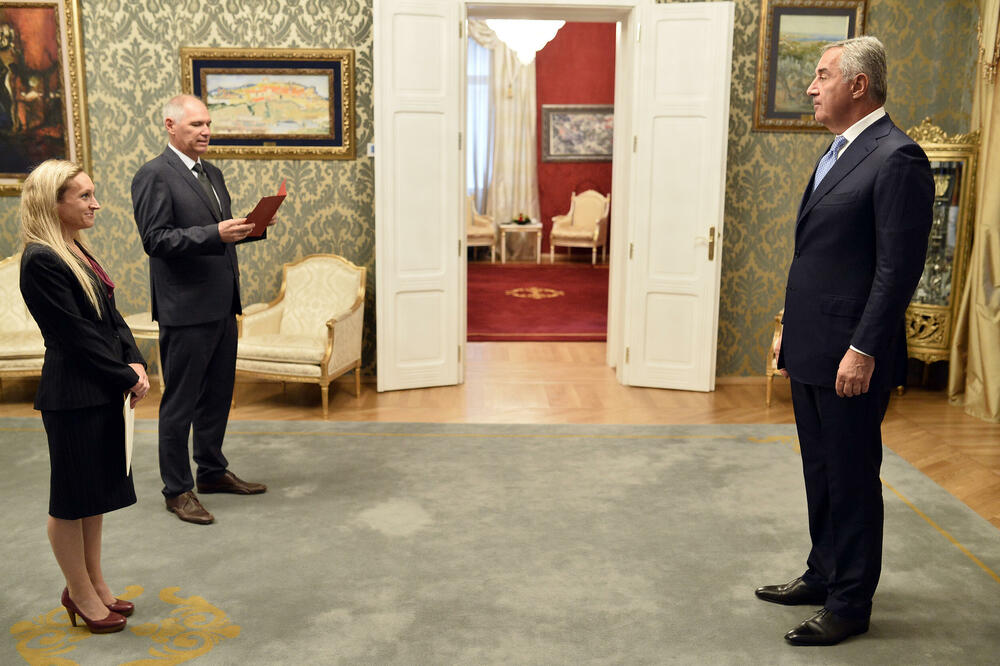<p>Đukanović je, kako se navodi, odvojeno razgovarao s ambasadorima, poželio im dobrodošlicu na prijestono Cetinje, uspješnu misiju i iskazao uvjerenje da će tokom svojih mandata svaki od ambasadora, u saradnji sa državnim organima Crne Gore, dati doprinos unapređenju međudržavnih odnosa</p>