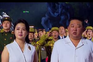 Suze prve dame Sjeverne Koreje dok je intonirana himna u čast...