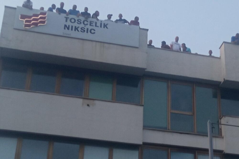 Radnici na krovu Željezare, Foto: Svetlana Mandić
