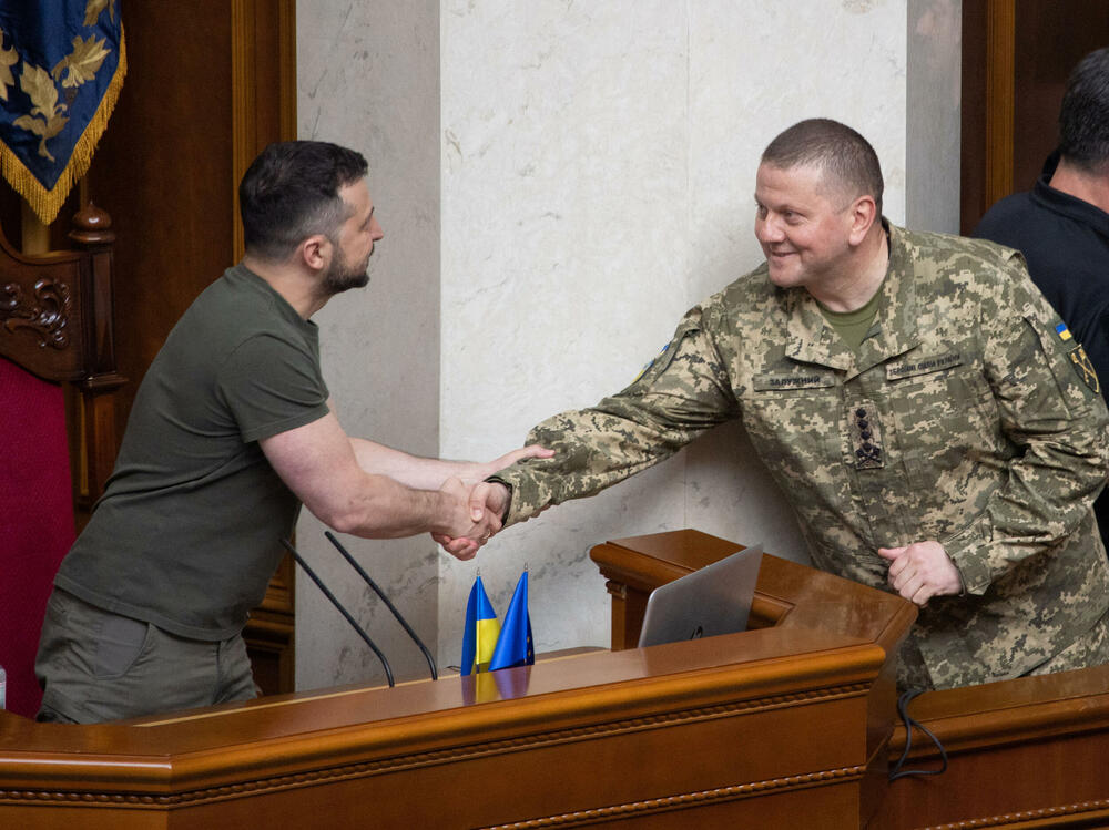 Zelenski i Valerij Zalužnji tokom sjednice parlamenta u Kijevu