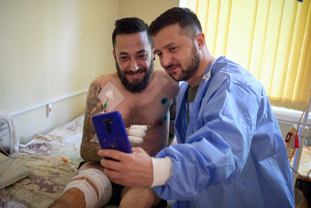 Zelenski sa ranjenim vojnikom u bolnici u Odesi