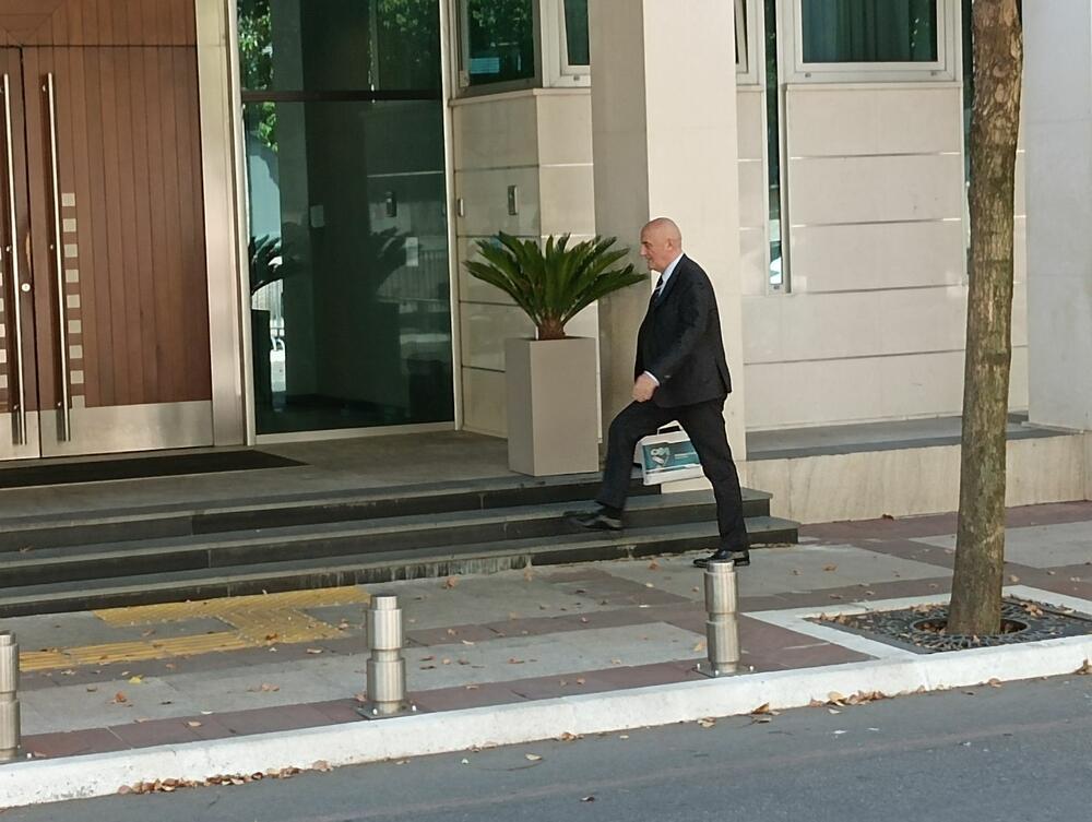 <p>O prestanku štrajka, kako je kazao, će razgovarati sa kolegama kada se vrati u Nikšić</p>