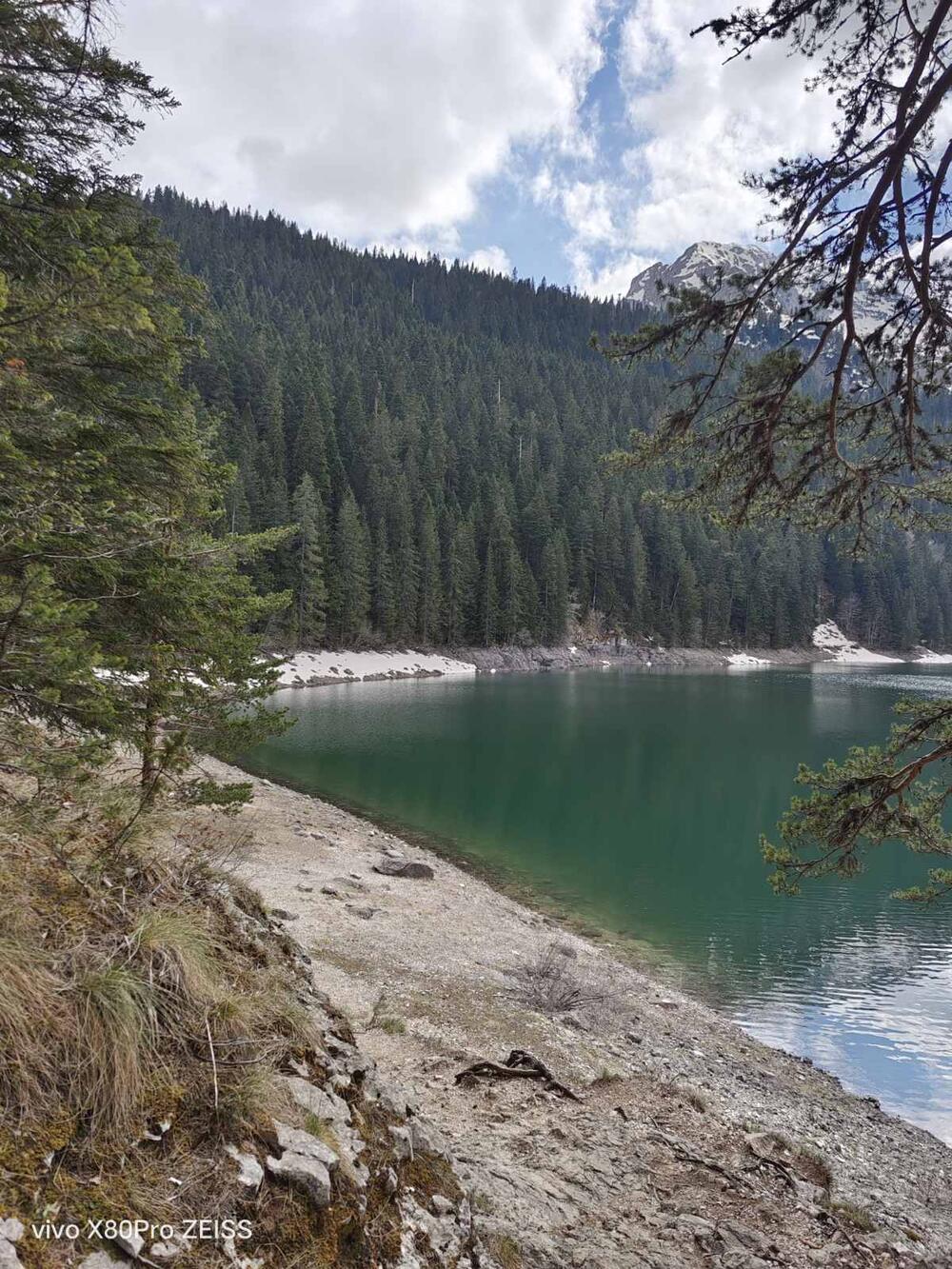 <p>Horizontalno zaključana stabilizacija- 360 gimbal sistem koji u modu fiksiranja "horizontalne linije" omogućava da telefon zarotirate za 360 stepeni, ali ćete i dalje imati ravnu sliku, cinematic mode za video snimke kao iz filma, zvjezdano nebo…sve se to može isprobati</p>