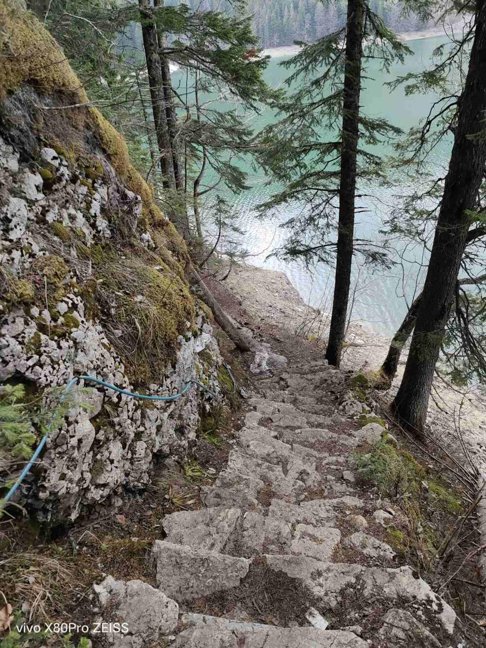 <p>Horizontalno zaključana stabilizacija- 360 gimbal sistem koji u modu fiksiranja "horizontalne linije" omogućava da telefon zarotirate za 360 stepeni, ali ćete i dalje imati ravnu sliku, cinematic mode za video snimke kao iz filma, zvjezdano nebo…sve se to može isprobati</p>